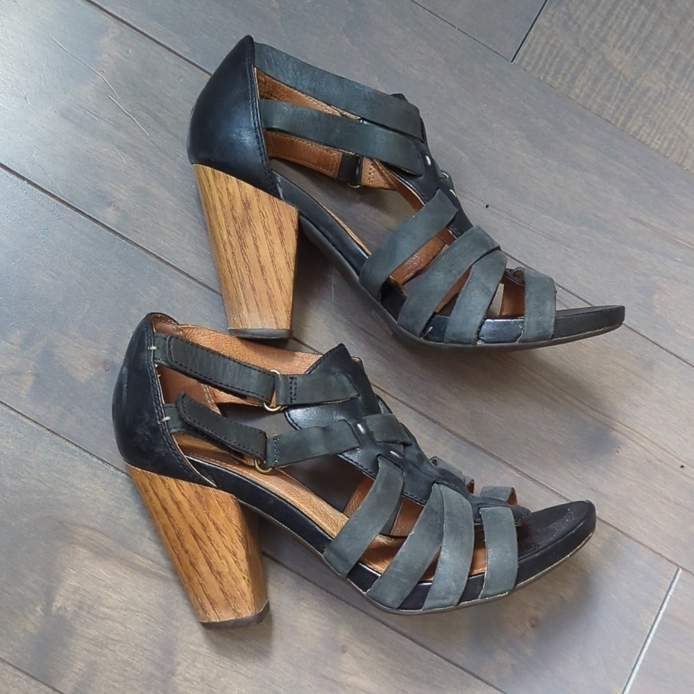 Clark's Size 6.5 Black Leather Sandals - Picture 2 of 11